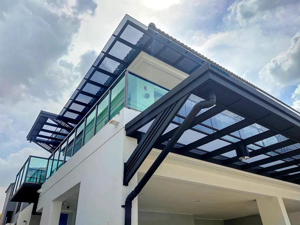 โพลีคาร์บอเนต แผ่นตัน ผิวเรียบ สีเทา หนา 3มม. ติดตั้งหน้าบ้าน