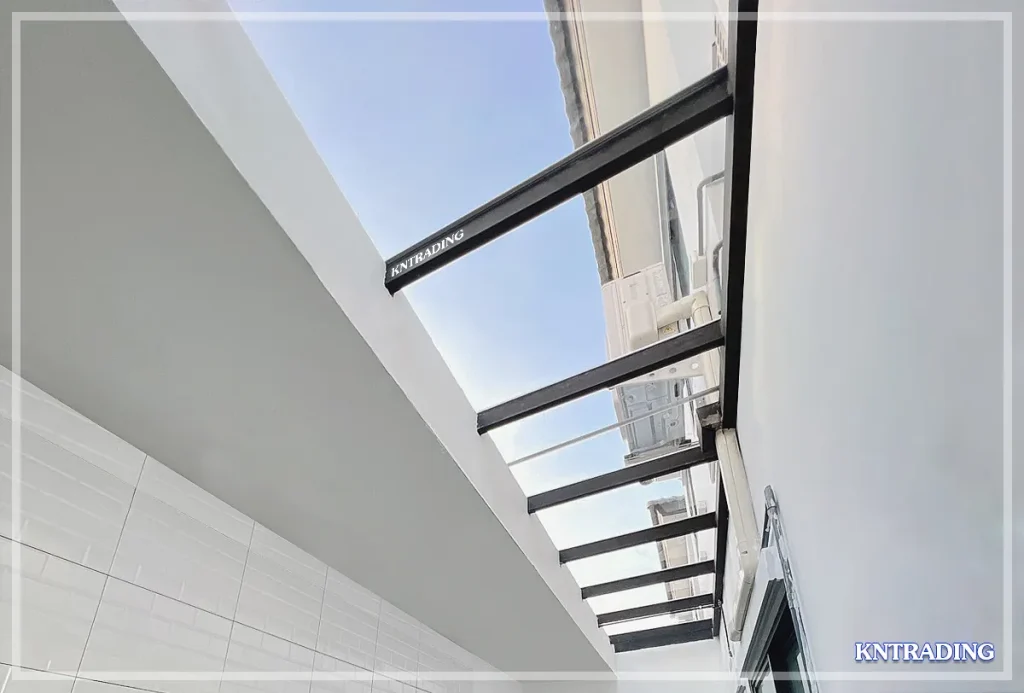 แผ่นโพลีคาร์บอเนต แผ่นตัน ผิวเรียบ สีใส หนา 3มม. ติดตั้งเป็นกันสาดหน้าบ้าน แสดงการใช้งานจริง