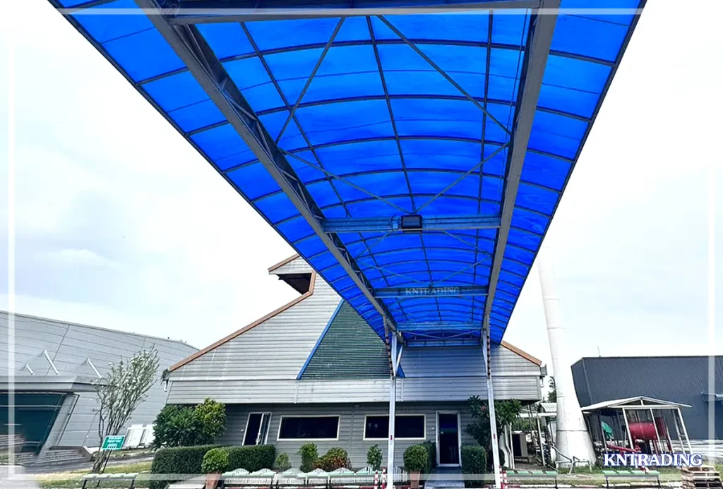 แผ่นโพลีคาร์บอเนต แผ่นตัน ผิวเรียบ สีน้ำเงิน หนา 3มม. ติดตั้งเป็นทางเดินระหว่างอาคาร การใช้งานจริง