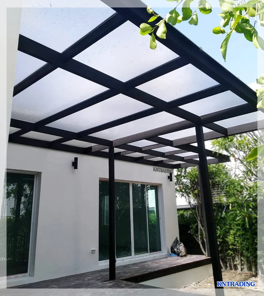 โพลีคาร์บอเนตแผ่นลูกฟูก สีซิลเวอร์ หนา 6มม. ติดตั้งเป็นทางเดินระหว่างอาคาร การใช้งานจริง