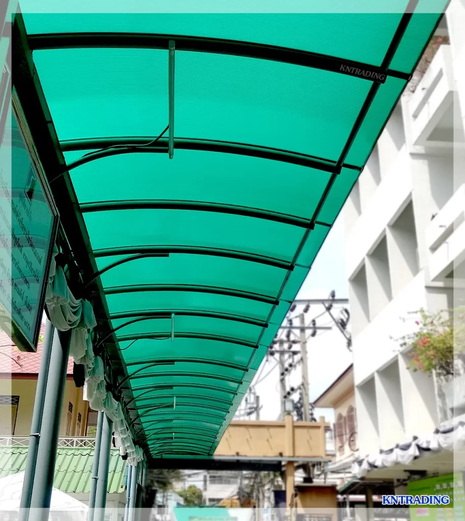 โพลีคาร์บอเนต แผ่นลูกฟูก สีเขียว หนา 6มม. ติดตั้งเป็นทางเดินระหว่างอาคาร การใช้งานจริง