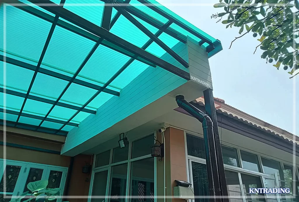 หลังคาโพลีคาร์บอเนตลอนเล็กสีฟ้าน้ำทะเล ติดตั้งเป็นกันสาดหน้าบ้าน แสดงการใช้งานจริง
