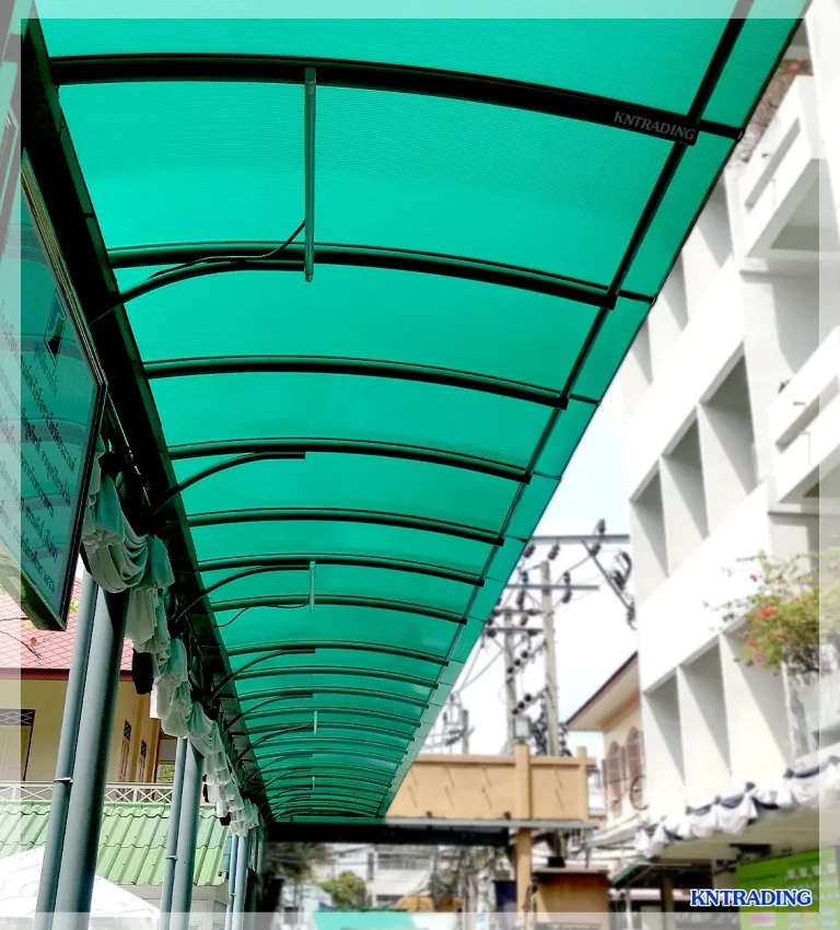 โพลีคาร์บอเนต แผ่นลูกฟูก สีเขียว หนา 6มม. ติดตั้งเป็นทางเดินระหว่างอาคาร การใช้งานจริง